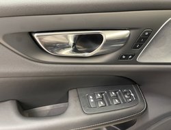 V60 Kombi T6 Twin Engine Ultra Dark Recharge ACC