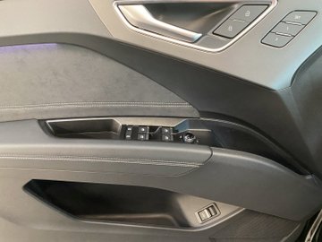 Q4 quattro  e-tron W Pano AHK AUT Navi Pano HUD – Bild 9