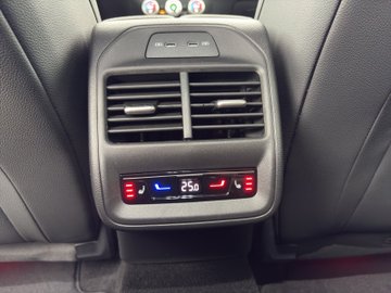 Superb Combi Sportline Navi DCC ACC AHK eSitz – Bild 13
