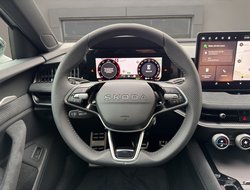 Superb Combi 2.0 TDI DSG Sportline DCC AHK Navi
